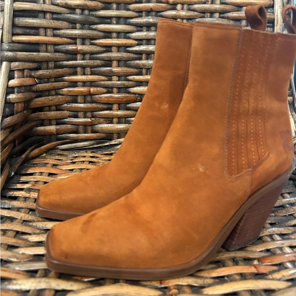 Vince Camuto Ackella caramel suede heeled Western boots in size 8 - Picture 2 of 13